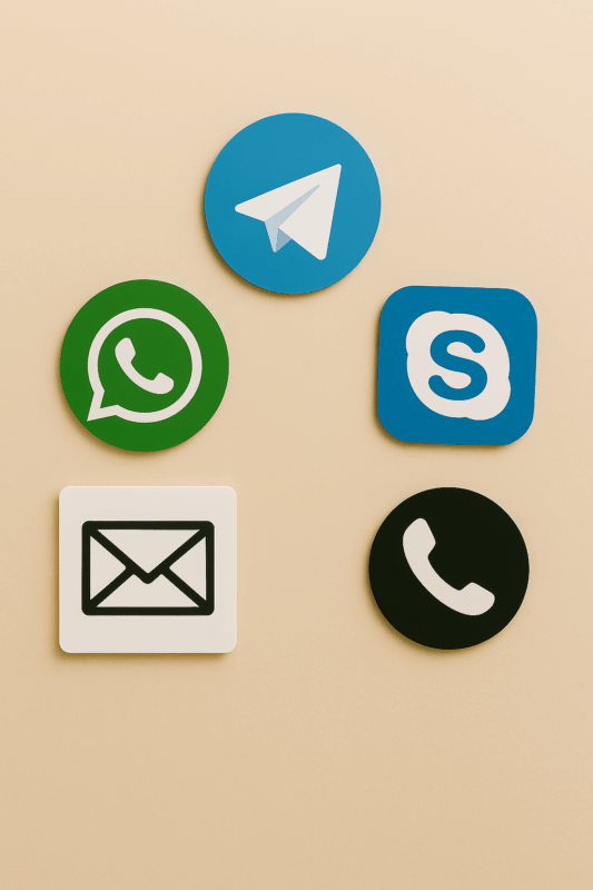 Фотографический коллаж, символизирующий разные способы связи – WhatsApp, Telegram, Skype, электронная почта и телефон. Используется для удобного перехода в раздел 'Контакты' на сайте семейного психолога онлайн.